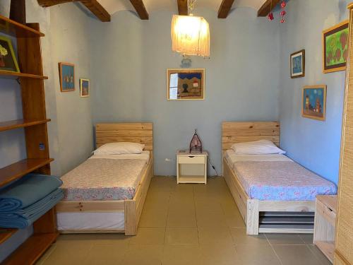 Vilella AltaCal Millo的一间客房内配有两张床的房间