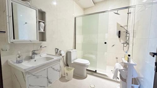 吉赞كوخ الشاطئ جمال الحاضر والطبيعة的浴室配有卫生间、盥洗盆和淋浴。