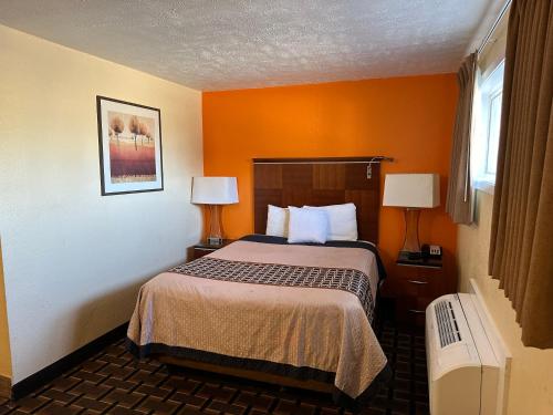 林垦Comfort stay inn的酒店客房,配有一张床和两盏灯