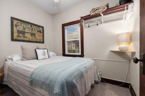 奥什科什Kalbus Cottage on Lake Winnebago的一间卧室设有一张床和一个窗口