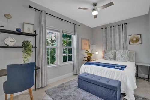 迈阿密海滩Stunning 2Bd 1Ba dream beach house in Surfside的卧室配有床、椅子和窗户。
