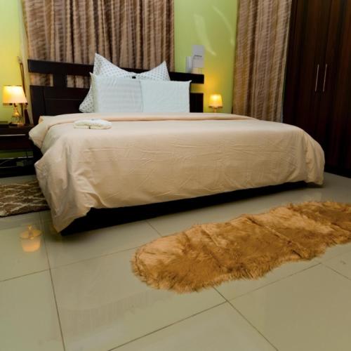 MT Everest Hotel Ghana客房内的一张或多张床位