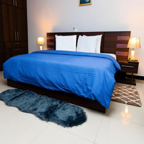 MT Everest Hotel Ghana客房内的一张或多张床位