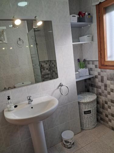 代尔特布雷CASA MARIA CINTA的一间带水槽和镜子的浴室