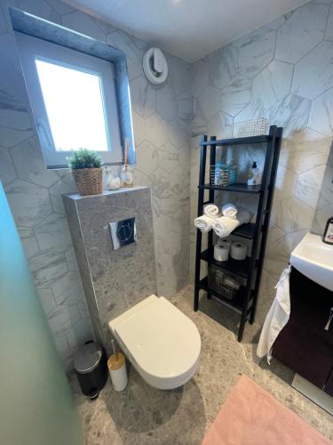 RosersbergEtt nytt fräsch hus utanför Stockholm nära Arlanda的一间带卫生间和水槽的浴室