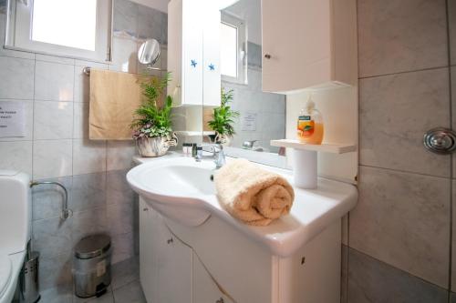 罗德镇Rodini Sun Apartment的白色的浴室设有水槽和镜子