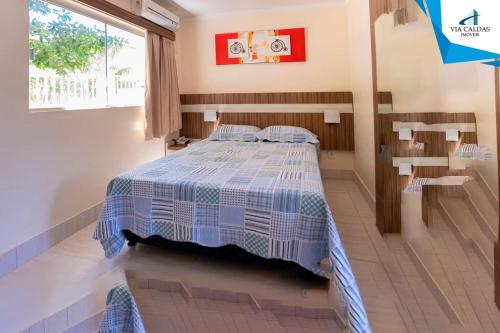 卡达斯诺瓦斯Lacqua Diroma 12345 R1的一间卧室设有一张床和一个窗口
