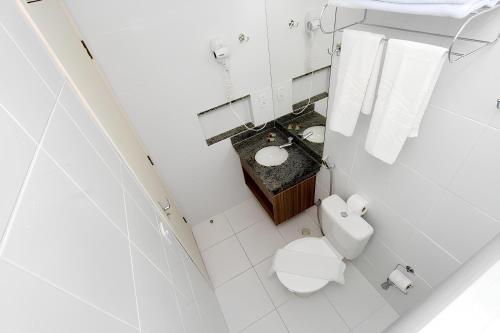 卡达斯诺瓦斯Lacqua Diroma 12345 R1的享有带卫生间和水槽的浴室的顶部景致