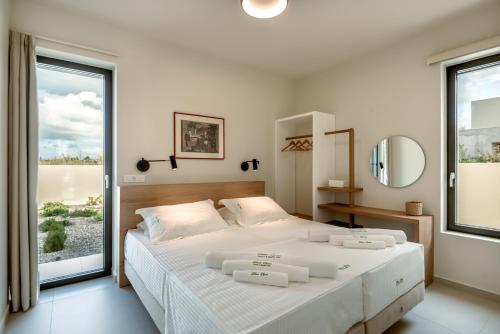 MódhionDeux Olives Luxurious & Quality Villa的一间卧室配有一张大床和两条白色毛巾