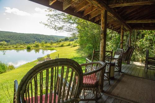 Great ValleyCozy Cottage on Pond的湖景门廊配有椅子