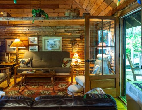 Great ValleyCozy Cottage on Pond的小木屋内带沙发的客厅