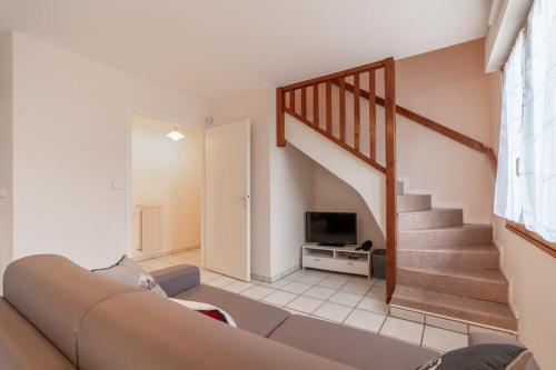 Epagny Metz-TessyMionnaz furnished flat的带沙发和楼梯的客厅