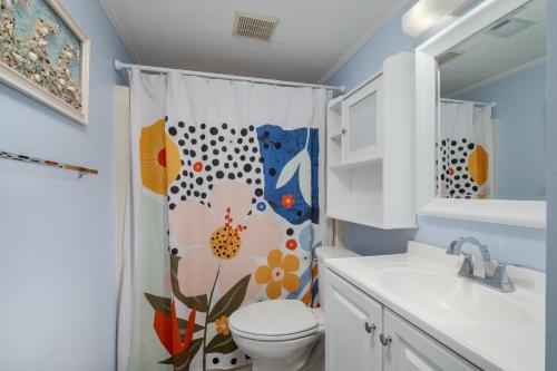 达克2971 - Seabbatical by Resort Realty的一间带卫生间和淋浴帘的浴室