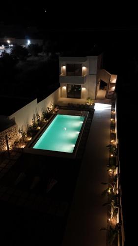 阿凡杜Hacienda tradition&relax的一座建筑物中间的游泳池