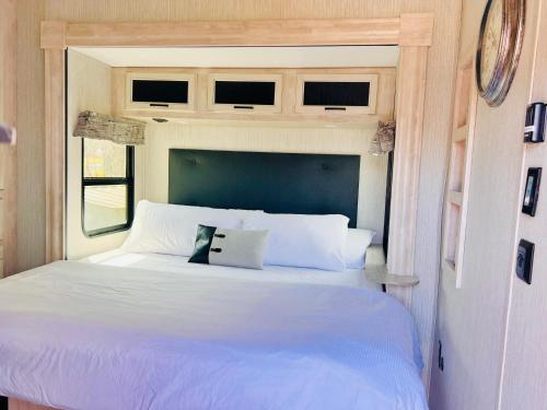 ActonBreezes Park的卧室配有一张大白色床和窗户