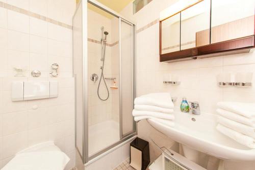 雷特温克尔Ferienwohnung Alex的带淋浴和盥洗盆的白色浴室