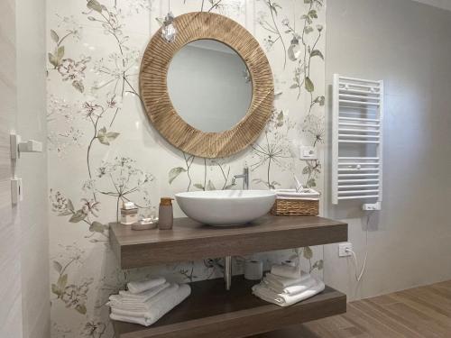 圣安吉罗山B&B Casa Vacanza Orchidea vicino a Mattinata Gargano的浴室设有水槽和墙上的镜子