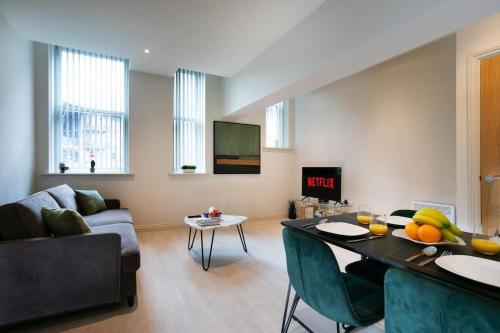 利兹Central Location, Stylish Apartment, Discounts的客厅配有沙发和桌子