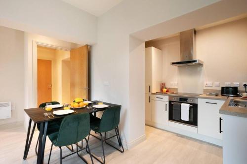 利兹Central Location, Stylish Apartment, Discounts的一间厨房,里面配有桌椅