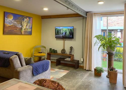 卡希卡Container convertido en acogedor apartamento的带沙发和电视的客厅