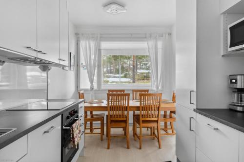 赫尔辛基Happy house的厨房以及带桌椅的用餐室。