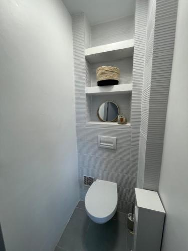 Rémire-CampLe Havre entre mer et forêt的一间位于客房内的白色卫生间的浴室