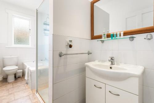奥克兰Beautiful Spacious 3BR的白色的浴室设有水槽和卫生间。
