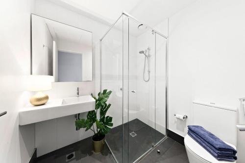 墨尔本A Modern & Spacious 2BR Apt City Views Southbank的带淋浴、卫生间和盥洗盆的浴室
