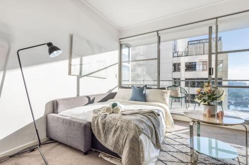 悉尼A Comfy 2BR Apt Amazing View of Darling Harbour的一间卧室设有一张床和一个大窗户