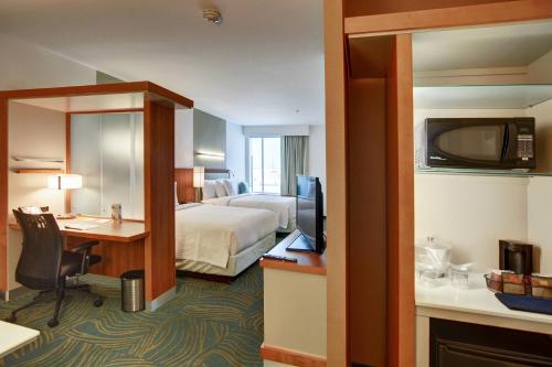 普莱诺达拉斯普莱诺/弗里斯科万豪春丘套房酒店的酒店客房配有一张床、一张书桌和一台电视。