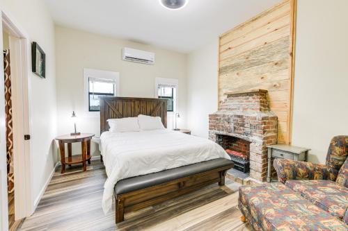 AbbevilleAbbeville Cabin on 450 Acres Near Lake Eufaula!的一间卧室配有一张床和一个壁炉