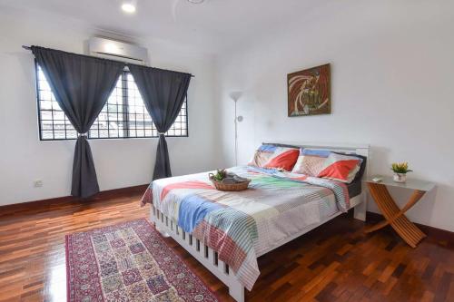 吉隆坡A Stylish & Spacious 4BR Home for Family Getaways的一间卧室设有一张床和一个窗口
