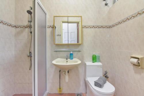 吉隆坡A Stylish & Spacious 4BR Home for Family Getaways的一间带水槽、卫生间和镜子的浴室