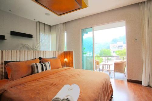 蕉赖A Spacious & Lux 4BR House with Gazebo的一间卧室,配有一张两心床