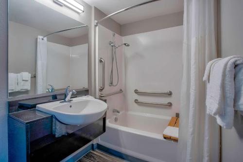 里奇兰Motel 6-Richland, WA - Kennewick的一间带水槽和淋浴的浴室