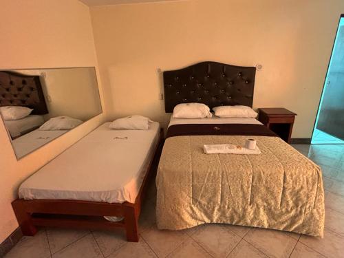 利马Hospedaje San Blas的一间卧室配有两张床和镜子