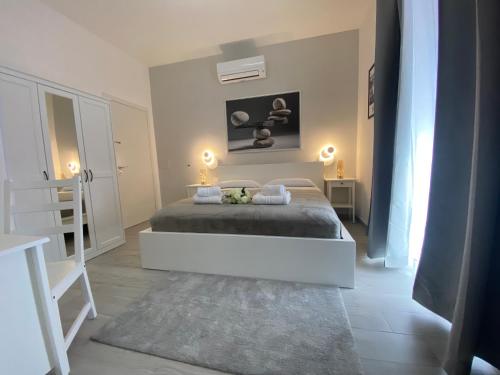 罗马Soft rooms ROMA CENTRO Guest house affittacamere的一间卧室配有一张带两盏灯和地毯的床。
