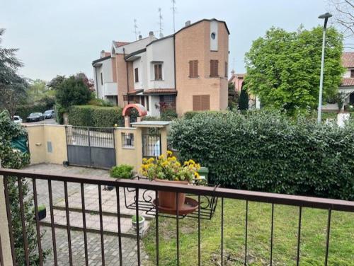 纳维廖河畔特雷扎诺Dolce Risveglio vicino Milano的围栏上摆着鲜花的桌子