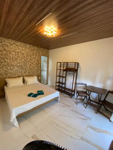 Praia de Palmas• Suíte Palmas • À Beira-Mar - Ilha Grande RJ®的一间卧室设有一张床和木制天花板