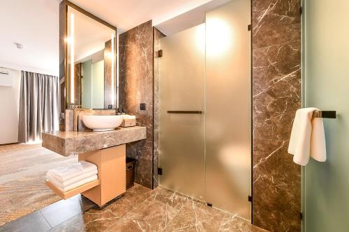 珀斯Aurea Hotel Perth Kings Park的一间带水槽和镜子的浴室