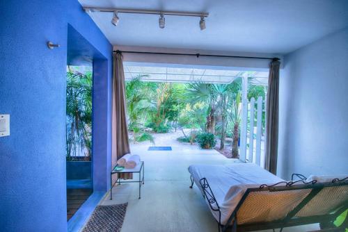 伊斯拉莫拉达Casa Morada的一间卧室设有一张床和一个大型滑动玻璃门