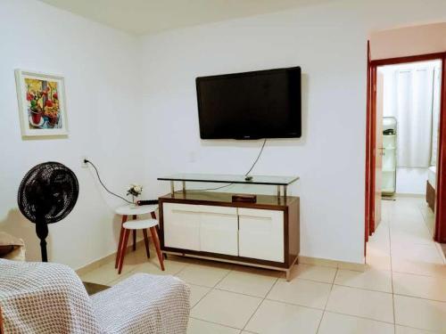 巴西利亚Samambaia QI 616的客厅设有壁挂式平面电视。