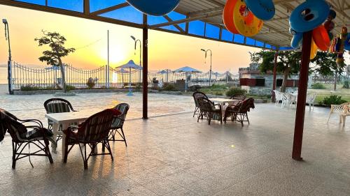 伊斯梅利亚Chalets and apartments Al-Nawras Village Ismailia的一个带桌椅的庭院,享有桥梁的景色