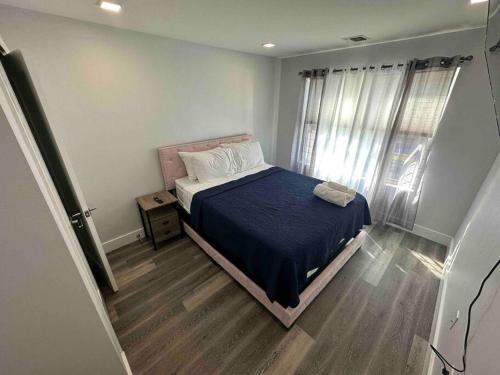 帕特森The Classic Suite: 2BR close to NYC的一间卧室配有一张床,铺有木地板