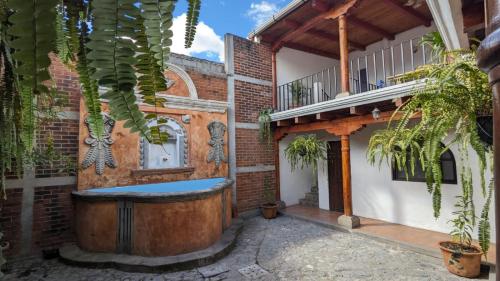 危地马拉安地瓜2 Pilas: historic colonial house的建筑庭院中的室外浴缸