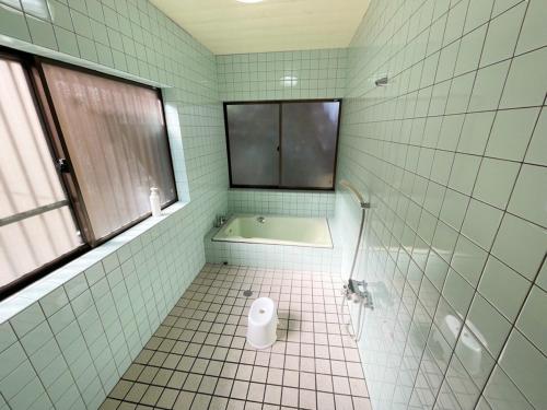 四万十市Shimanto Yamamizuki - Vacation STAY 20679v的带浴缸和卫生间的浴室。