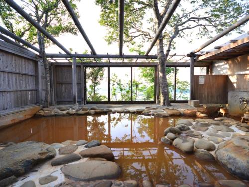 四万十市Shimanto Yamamizuki - Vacation STAY 20679v的一座有池塘和岩石的房子