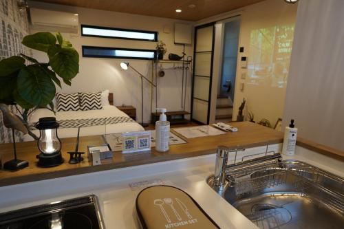 广岛RGH ISHIUCHI BASE02 - Vacation STAY 14828的一间带水槽的浴室和一张位于客房内的床