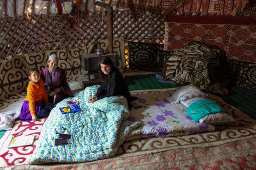 NurotaYurt Stay Family Khansar的一群人坐在蒙古包的床上
