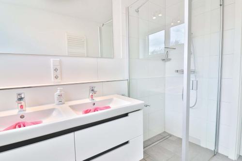 朗格奥Orange Hygge Haus的白色的浴室设有水槽和淋浴。